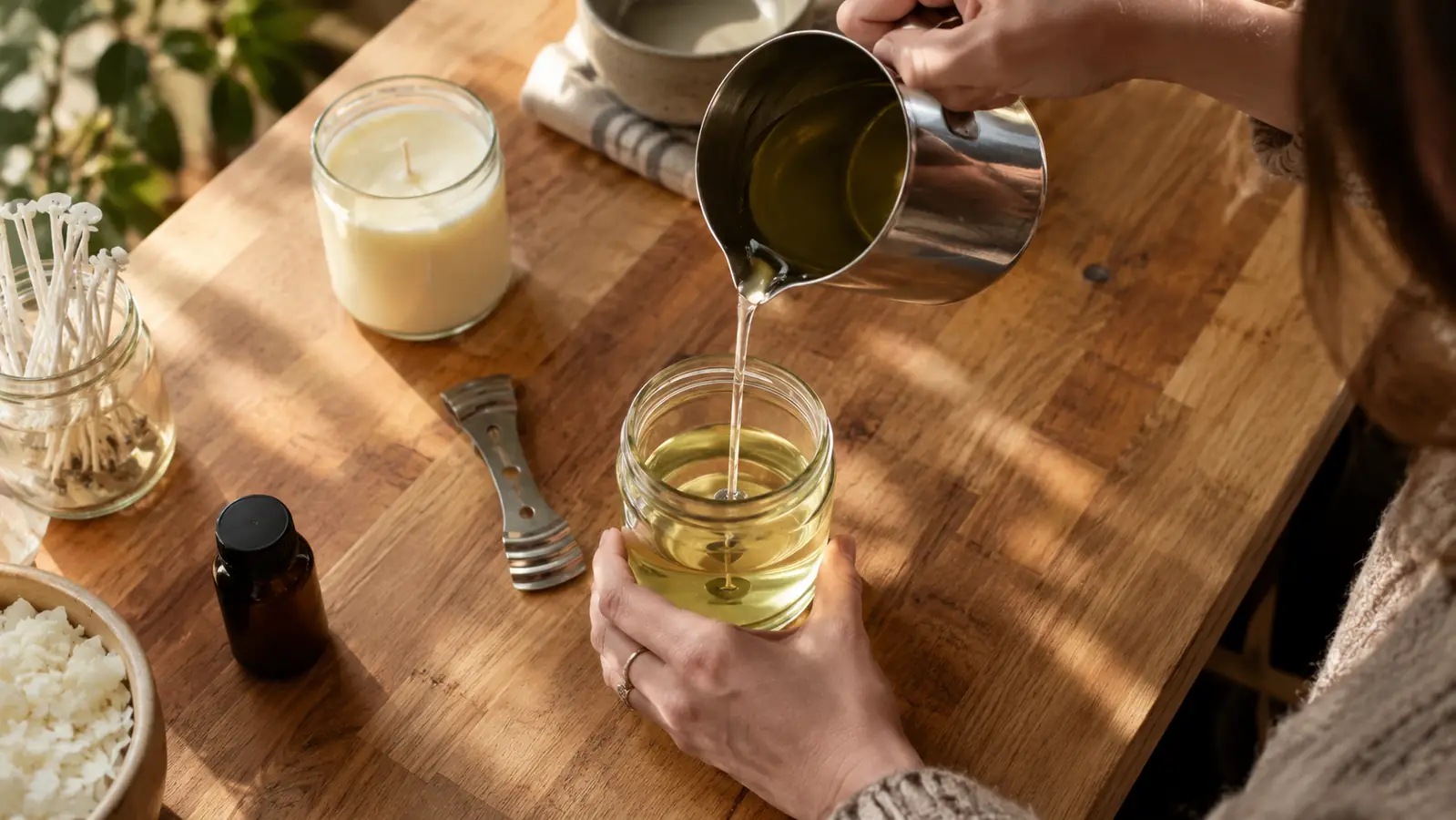 SHOWIN Candle Jars vs Candle Tins: Which Works Better for Home Candle Makers?